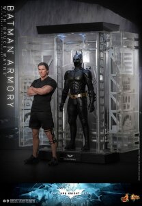 The Dark Knight Rises Movie Masterpiece Actionfigur & Diorama 1/6 Batman Armory with Bruce Wayne 30 cm