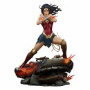 DC Comics Premium Format Statue Wonder Woman: Saving the...