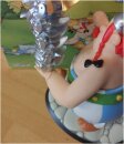 Asterix Figur Obelix Stack of Helmets + Idefix Helmstapel beschädigt